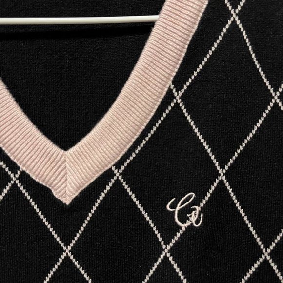 Knit V-neck vest with diamond check